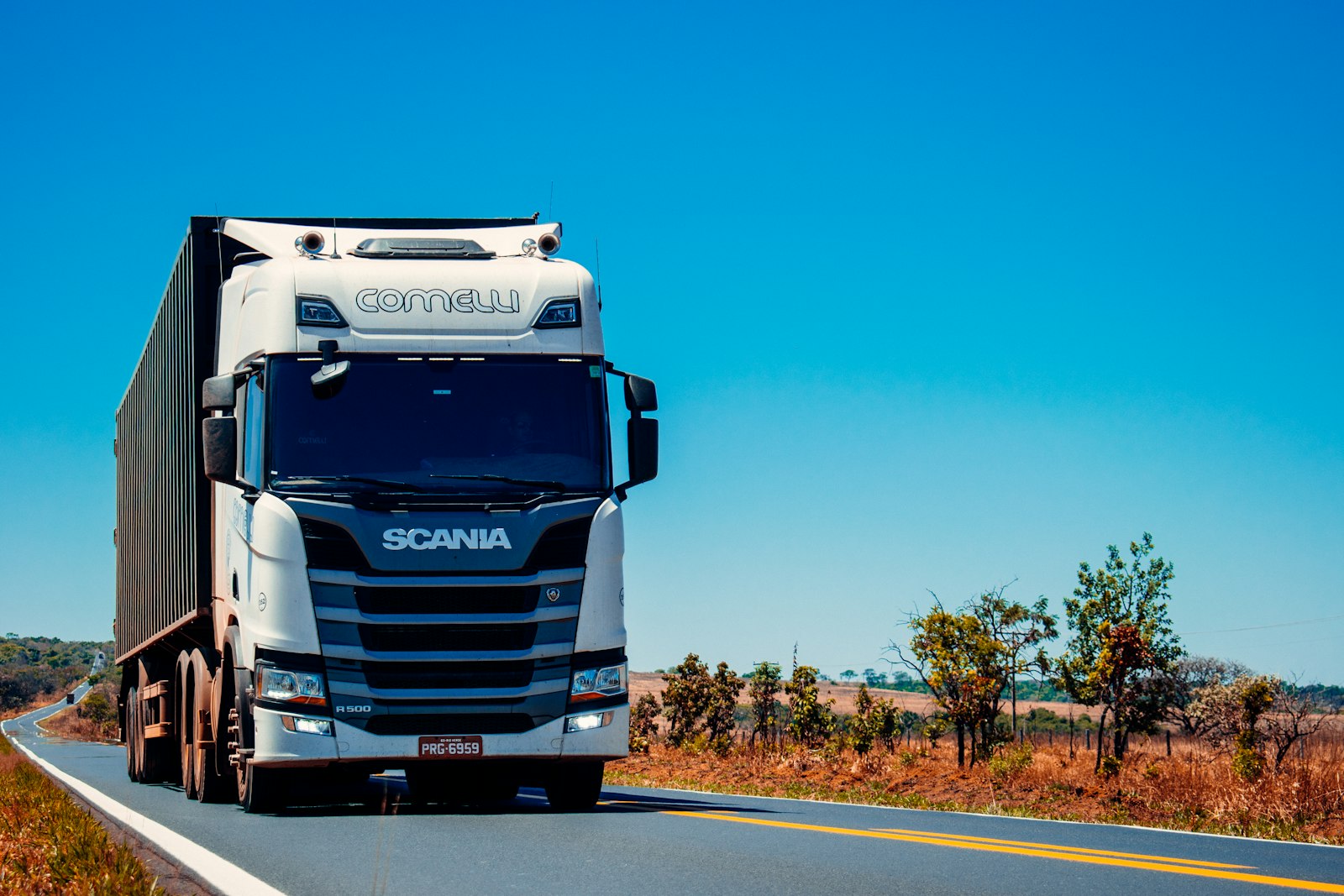 Camión Scania de carga en ruta, unidad monitoreada por FLOT